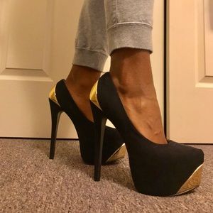 BLACK AND GOLD HEELS SUPER CUTE